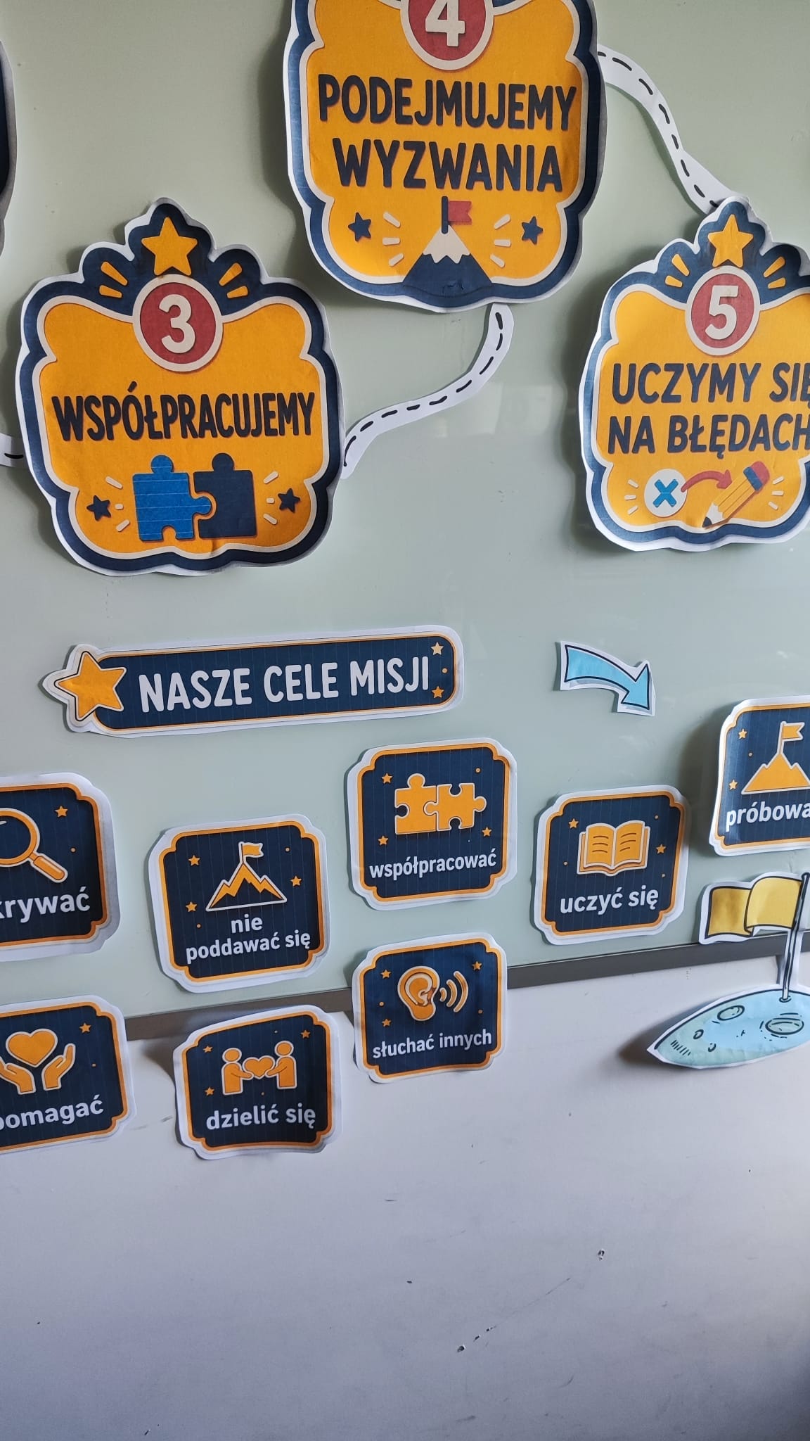 Gazetka/dekoracja. Misja: nowy rok szkolny. - obrazek 3